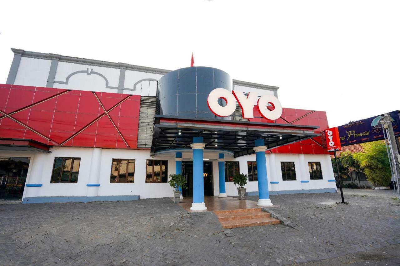 Oyo 1449 Istana Permata Dinoyo Surabaya Buitenkant foto
